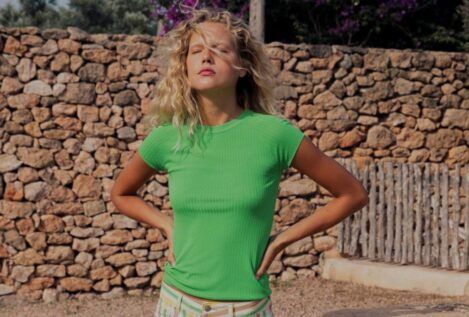 Ni lisos ni clásicos: los vaqueros estampados de Zara y Mango de rebajas que marcarán tendencia este verano
