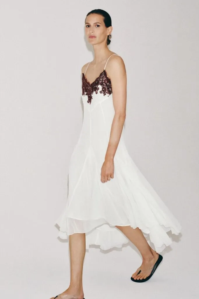 Vestido blanco con encaje en el escote de Zara. (PVP: 59.95€)