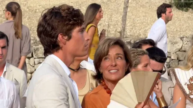 Rocío Crusset no solo ha diseñado su vestido de novia: triunfó con el look de la mujer de Emilio Aragón en la boda de su hijo Nacho 