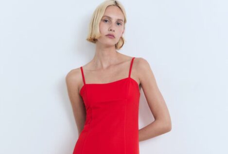 Ya están en Zara y Mango: los cinco vestidos de invitada de boda más elegantes para combinar con sandalias y accesorios dorados esta primavera-verano