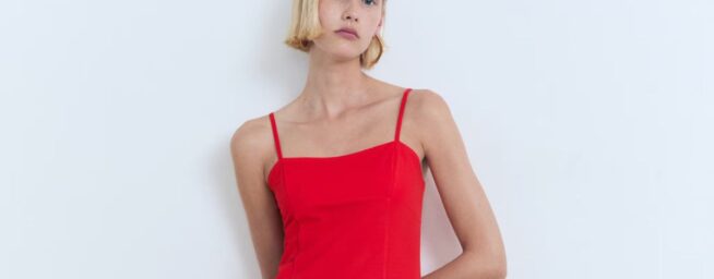 Ya están en Zara y Mango: los cinco vestidos de invitada de boda más elegantes para combinar con sandalias y accesorios dorados esta primavera-verano