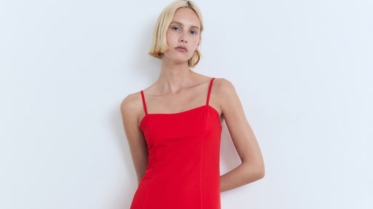 Ya están en Zara y Mango: los cinco vestidos de invitada de boda más elegantes para combinar con sandalias y accesorios dorados esta primavera-verano