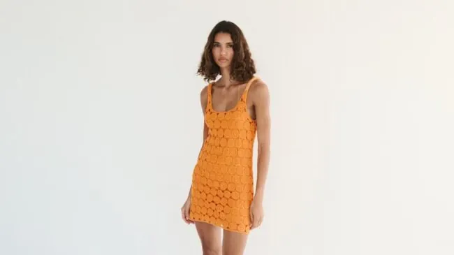 Adiós a los vaqueros: llegan a Zara y Mango los cuatro vestidos cortos que dominarán el verano 2026 y se adaptan a looks relajados o más pulidos según el calzado