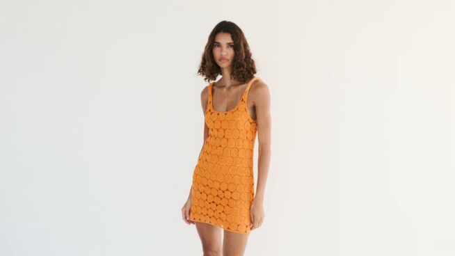 Adiós a los vaqueros: llegan a Zara y Mango los cuatro vestidos cortos que dominarán el verano 2026 y se adaptan a looks relajados o más pulidos según el calzado