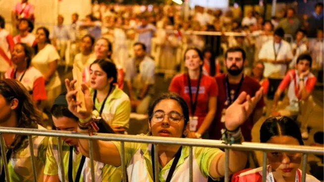Qué es una vigilia de oración, el acto que reunió a miles de personas en Madrid y que el Papa repetirá este martes en Barcelona