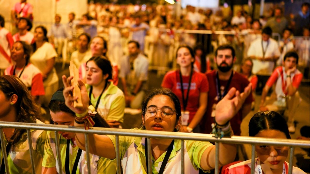 Qué es una vigilia de oración, el acto que reunió a miles de personas en Madrid y que el Papa repetirá este martes en Barcelona