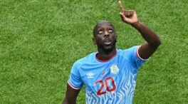 Yoane Wissa, de sobrevivir a un ataque con ácido para salvar a su hija a poner a bailar a RD Congo tras su gol histórico