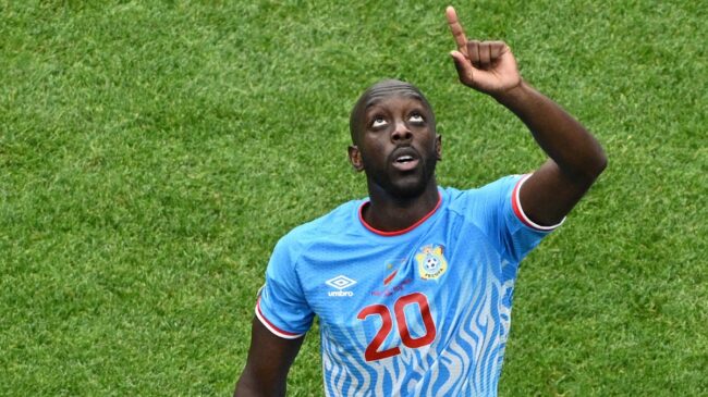 Yoane Wissa, de sobrevivir a un ataque con ácido para salvar a su hija a poner a bailar a RD Congo tras su gol histórico