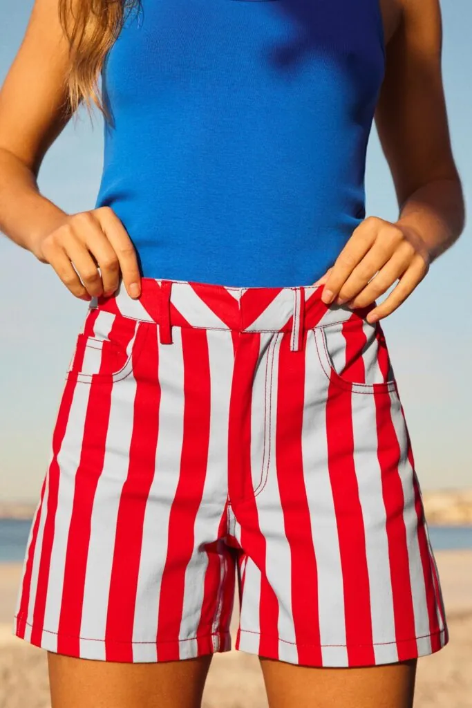 Pantalones cortos de rayas rojiblancas de Zara. (PVP: 25.95€)