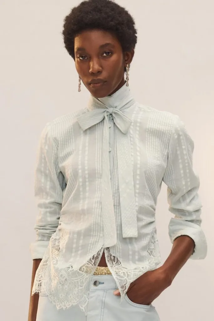 Camisa blanca con encaje de Zara. (PVP: 59.95€)