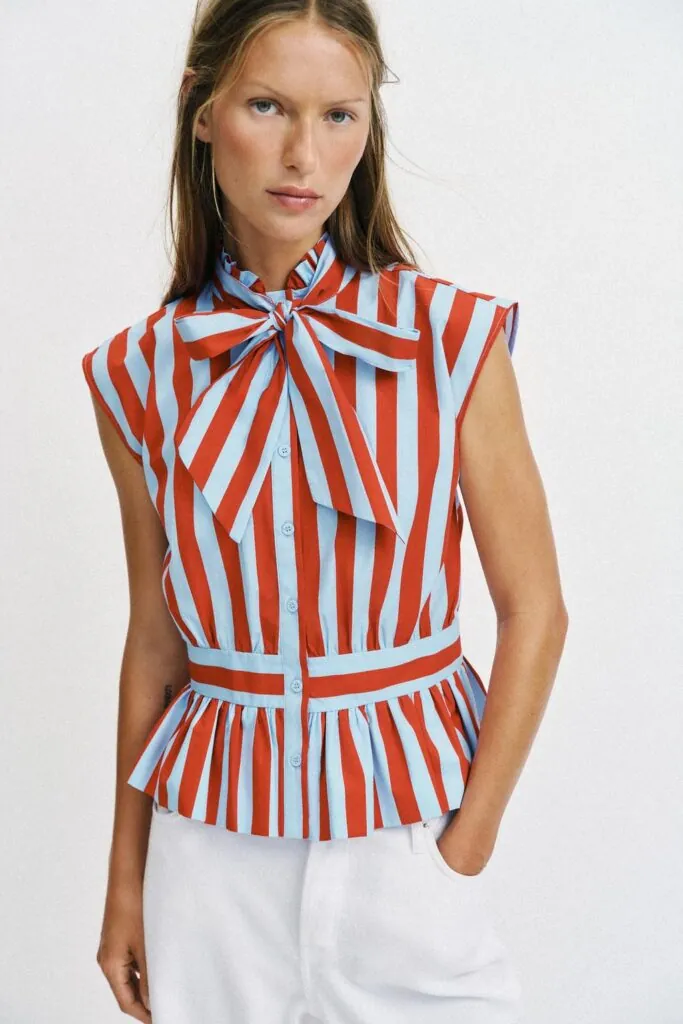 Camisa de rayas con lazo XXL de Zara. (PVP: 25.95€)