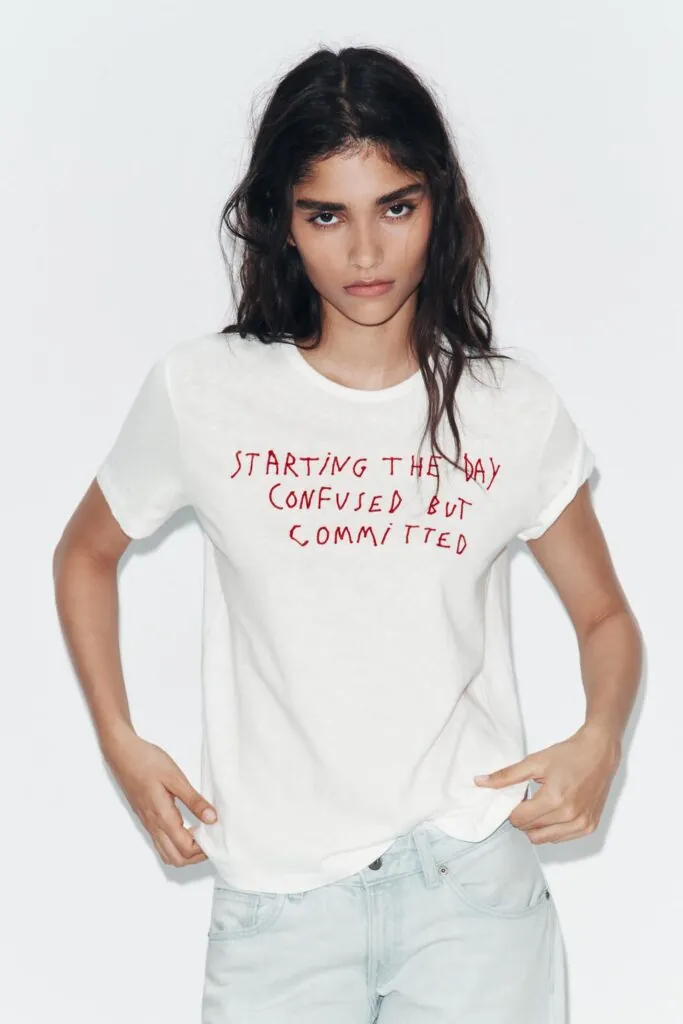 Camiseta blanca con mensaje de Zara. (PVP: 15.95€)