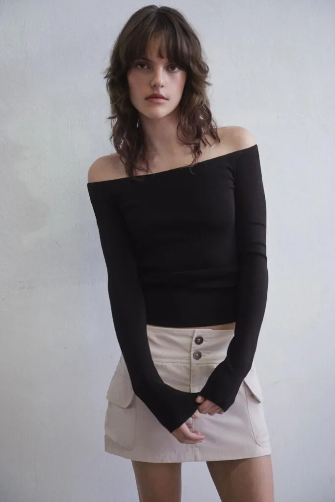 Camiseta negra de manga larga de Zara. (PVP: 12.99€)