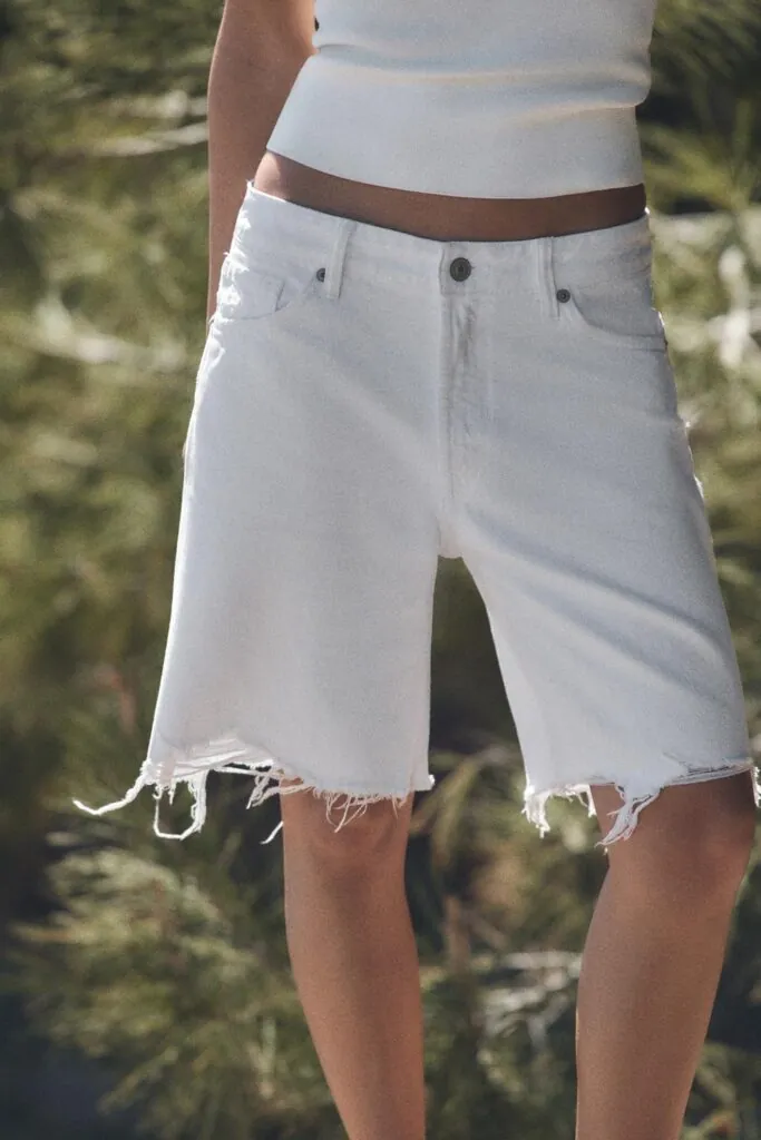 Vaqueros cortos blancos de Zara. (PVP: 25.95€)