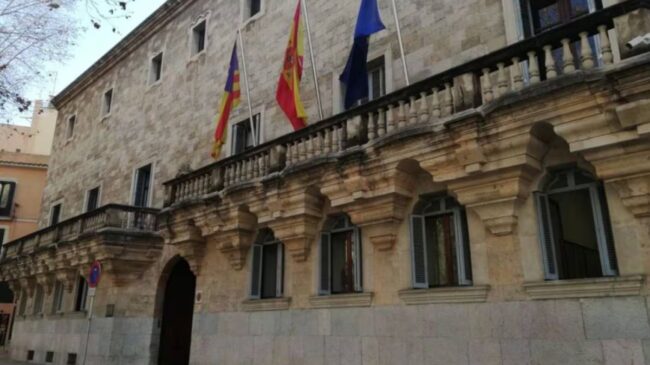 Condenan a seis jóvenes por tatuar un pene en la cara a otro con discapacidad en Mallorca