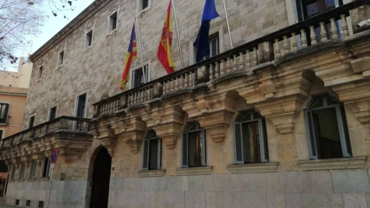 Condenan a seis jóvenes por tatuar un pene en la cara a otro con discapacidad en Mallorca