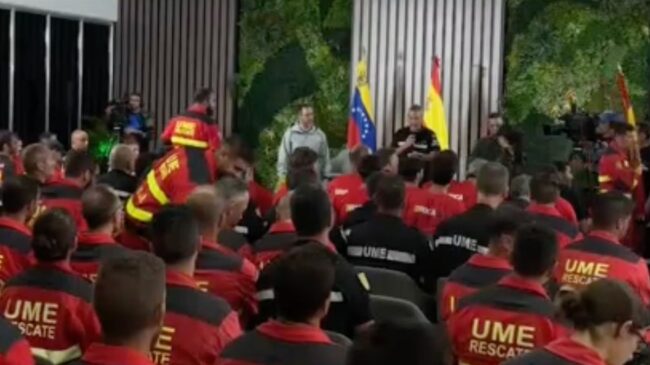 Venezuela condecora a rescatistas españoles por sus labores tras los terremotos