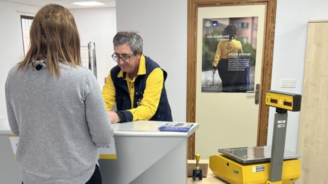 Correos vende a los inmigrantes que regulariza seguros para repatriar sus restos si mueren