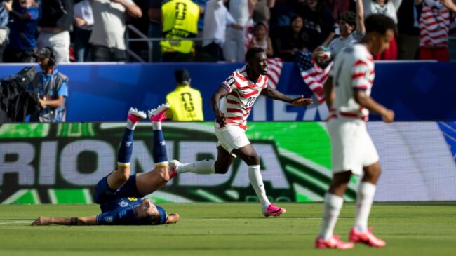EEUU resiste con un jugador menos ante Bosnia para citarse con Bélgica en octavos