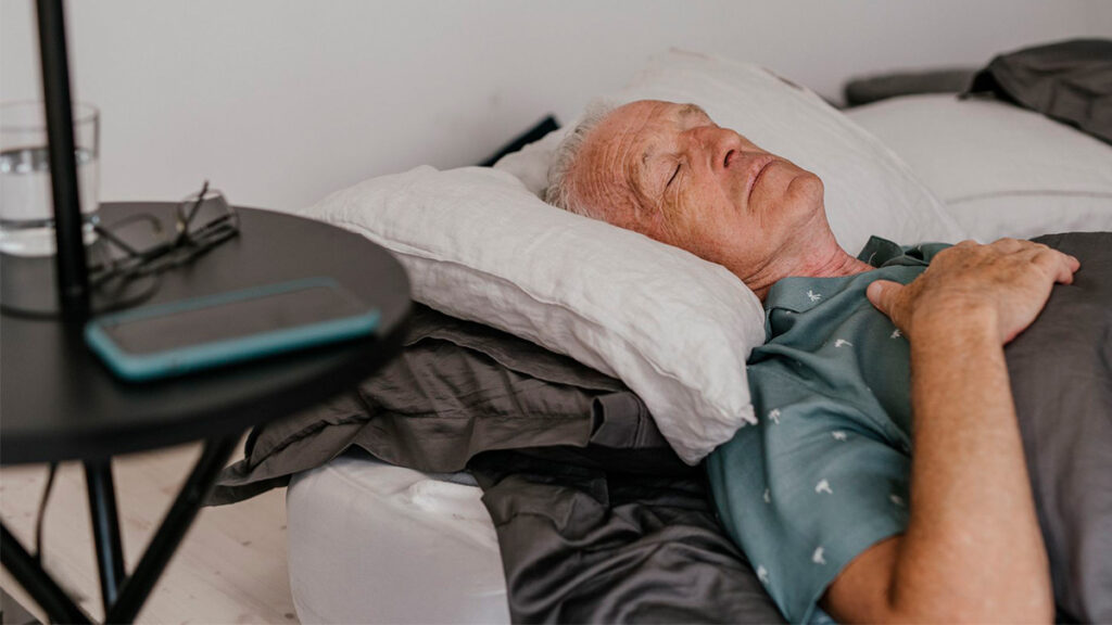 hombre-mayor-dormir-despertador