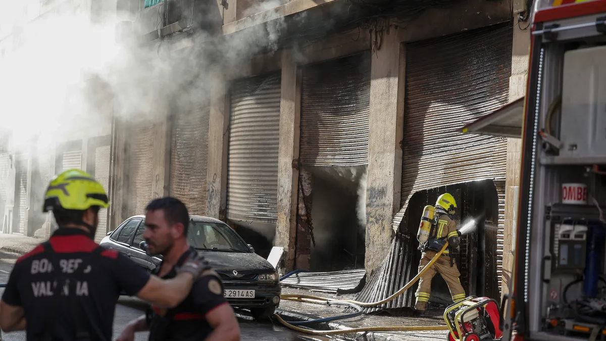 Desalojan dos edificios en Valencia tras arder los bajos con asentamientos okupas