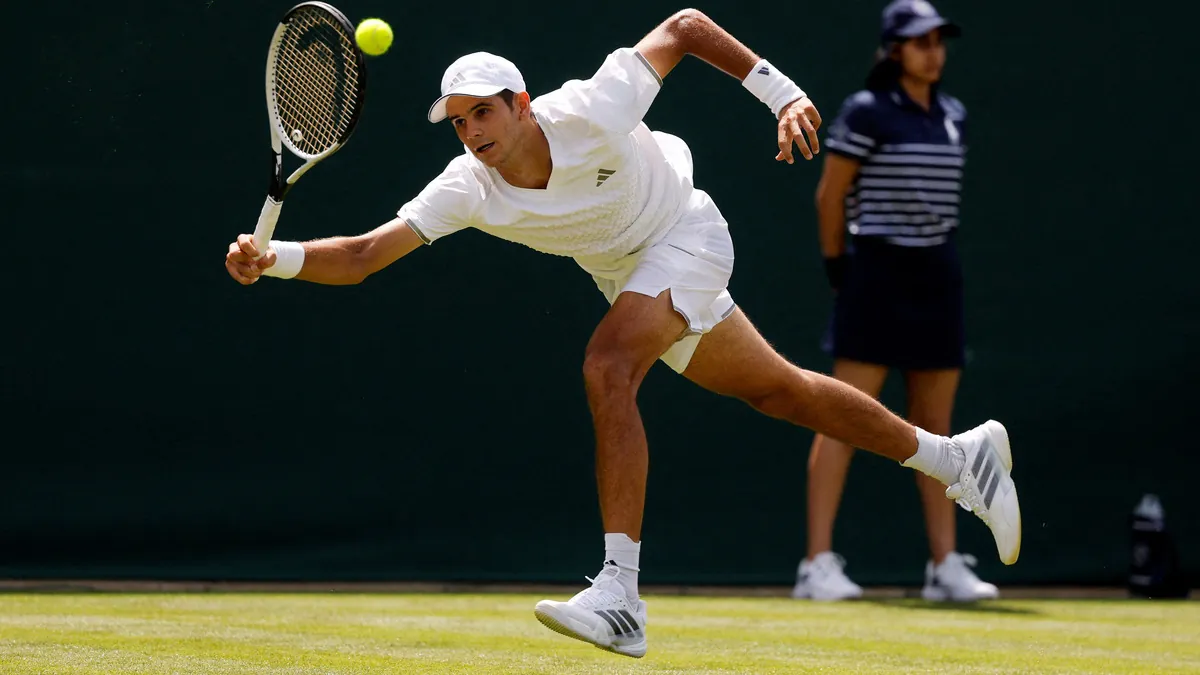 Jódar sella la remontada ante Carreño en Wimbledon en un partido aplazado por la luz