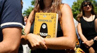 Prohibido leer: 'Los Juegos del Hambre', 'Persépolis' o 'Alicia en el País de las Maravillas', entre los 10 libros más censurados en diferentes partes del mundo